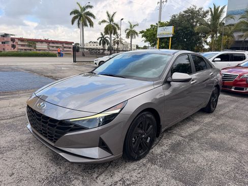 Used 2022 Hyundai Elantra SEL FWD image 3