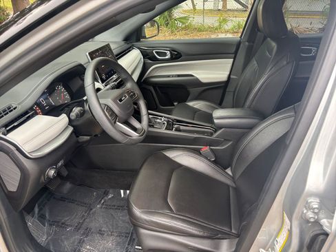 Used 2025 Jeep Compass Limited image 28