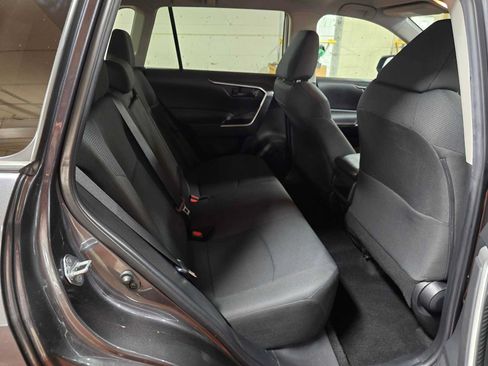 Used 2021 Toyota RAV4 LE AWD/4WD image 12