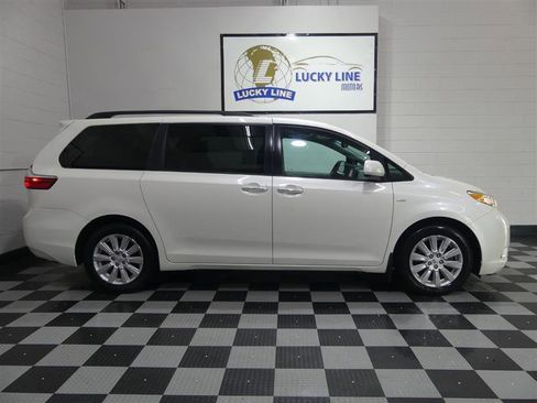 Used 2017 Toyota Sienna XLE image 6