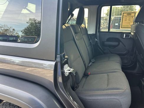Used 2024 Jeep Wrangler Unlimited Rubicon AWD/4WD image 28