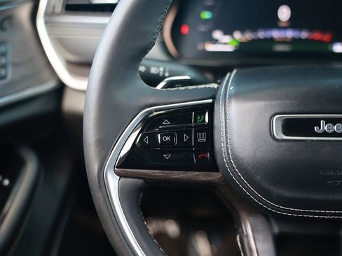 Used 2023 Jeep Grand Cherokee Overland w/ Luxury Tech Group IV AWD/4WD image 23