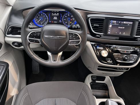 Used 2023 Chrysler Voyager LX image 17