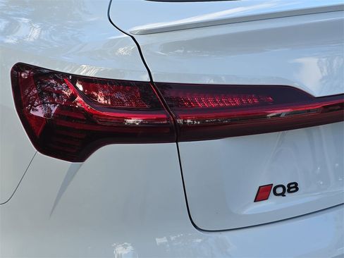 Used 2024 Audi Q8 e-tron Premium Plus image 32