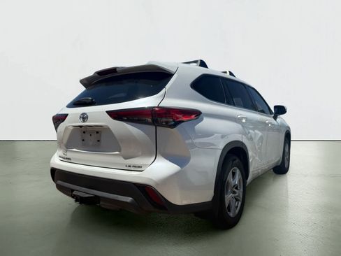 Used 2020 Toyota Highlander LE AWD/4WD image 3