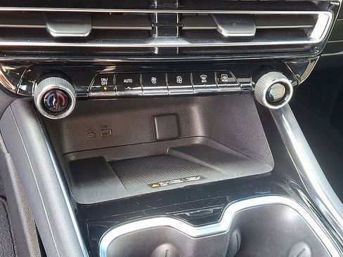 Used 2025 Chevrolet Traverse LT image 15