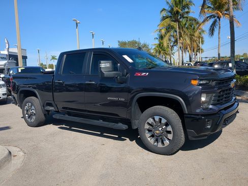 Used 2024 Chevrolet Silverado 2500 Custom w/ Custom Value Package image 2