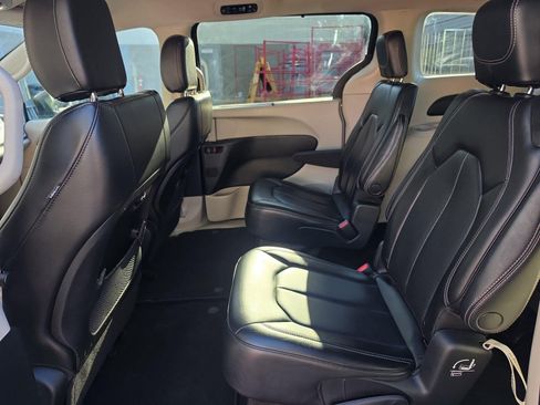 Used 2023 Chrysler Pacifica Touring-L FWD image 28