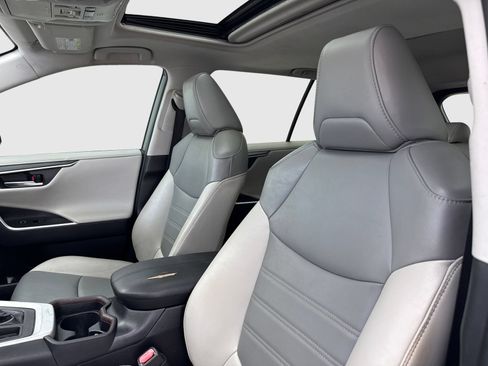 Used 2020 Toyota RAV4 Limited FWD image 15