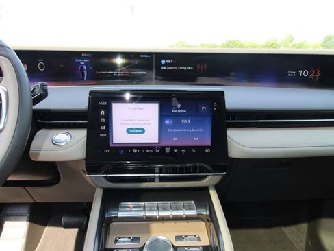 Used 2025 Lincoln Nautilus Reserve AWD/4WD image 32