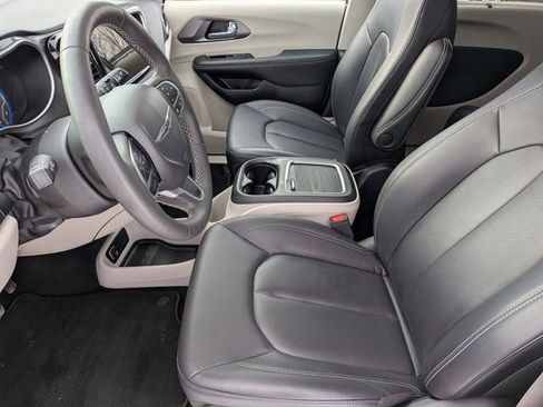 Certified 2024 Chrysler Pacifica Touring-L image 11