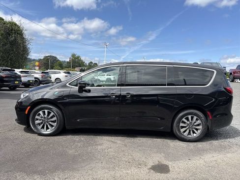 Used 2024 Chrysler Pacifica Limited FWD image 2