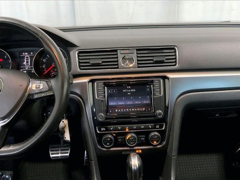 Used 2017 Volkswagen Passat 1.8T R-Line image 5