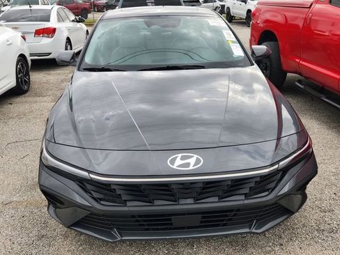 Used 2024 Hyundai Elantra Limited image 2