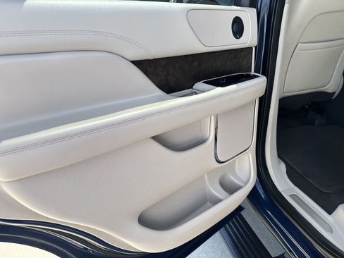 Used 2018 Lincoln Navigator Reserve w/ Technology Package AWD/4WD image 8