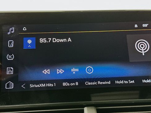 Used 2025 Chevrolet Trax LT w/ LT Convenience Package FWD image 21