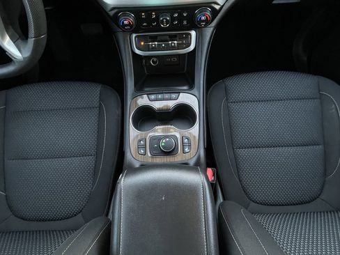 Used 2023 GMC Acadia SLE w/ Driver Convenience Package image 18