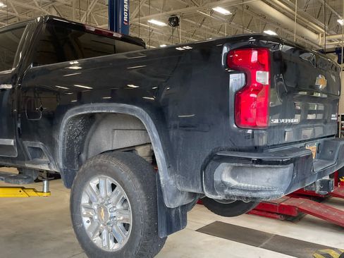 Used 2024 Chevrolet Silverado 2500 High Country w/ High Country Premium Package image 2