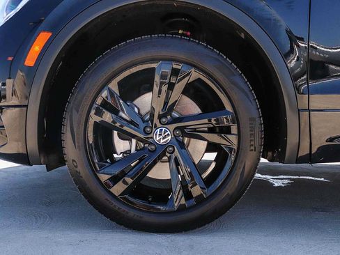 Certified 2024 Volkswagen Tiguan SE R-Line AWD/4WD image 11