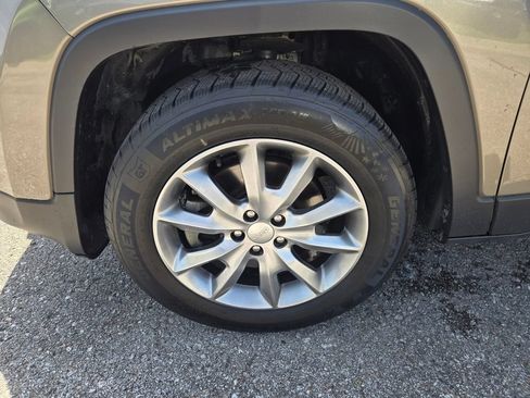 Used 2018 Jeep Cherokee Limited AWD/4WD image 9