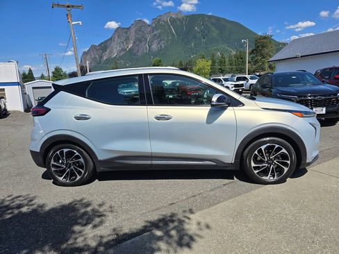 Used 2023 Chevrolet Bolt EUV Premier w/ Sun & Sound Package FWD image 4