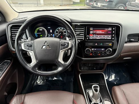 Used 2018 Mitsubishi Outlander SEL image 2