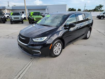 Used 2025 Chrysler Pacifica Select