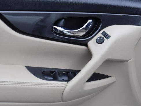 Used 2020 Nissan Rogue SV image 25