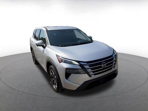 Used 2025 Nissan Rogue SV image 3