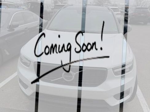 Used 2019 Volvo XC40 T5 R-Design image 1