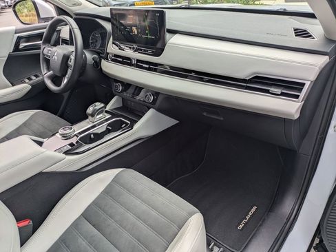 Used 2025 Mitsubishi Outlander SE FWD image 31