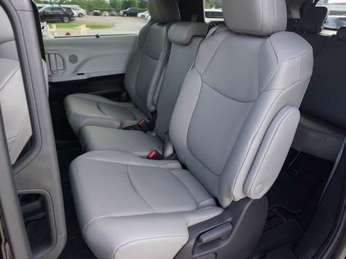 Used 2025 Toyota Sienna XLE FWD image 20