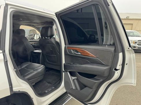 Used 2017 Cadillac Escalade Luxury image 20