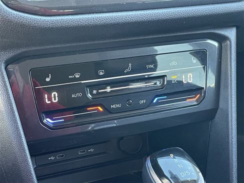 Used 2024 Volkswagen Tiguan SE image 29