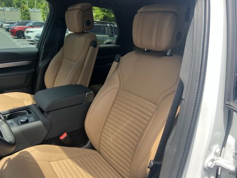 Certified 2025 Land Rover Discovery Dynamic SE AWD/4WD image 17