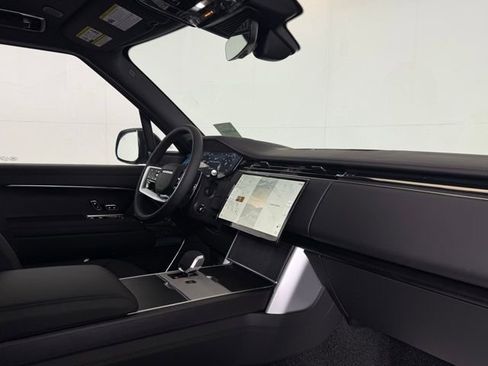 New 2026 Land Rover Range Rover SE image 18