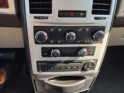 Used 2010 Chrysler Town & Country Touring Plus FWD image 22