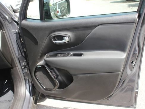 Used 2022 Jeep Renegade Altitude w/ Convenience Group AWD/4WD image 31