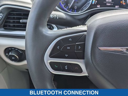 Used 2023 Chrysler Pacifica Touring-L FWD image 17