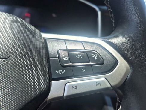 Used 2025 Volkswagen Taos SE FWD image 16