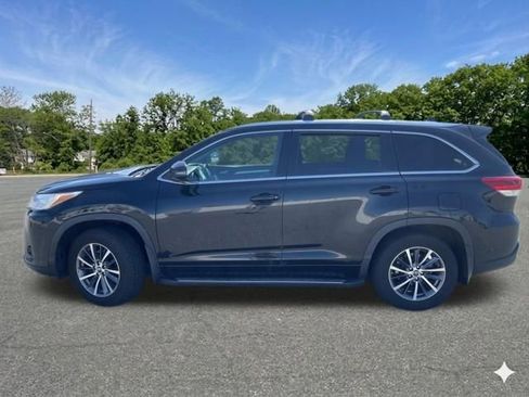 Used 2017 Toyota Highlander XLE w/ Carpet Mat Package AWD/4WD image 5