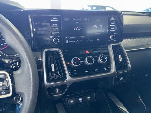 Used 2023 Kia Sorento LX image 25