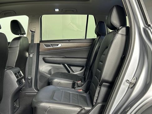 Used 2024 Volkswagen Atlas SEL AWD/4WD image 18