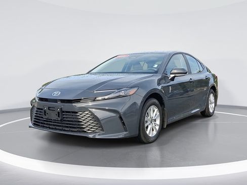 Used 2025 Toyota Camry LE AWD/4WD image 1