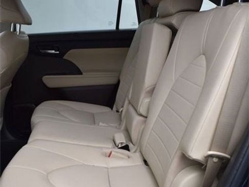 Used 2022 Toyota Highlander XLE image 8