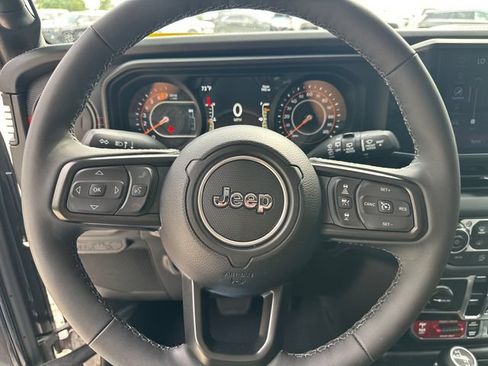 Used 2025 Jeep Wrangler Unlimited Rubicon w/ Convenience Group AWD/4WD image 26