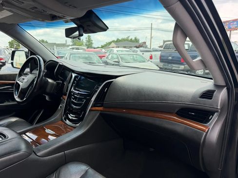 Used 2020 Cadillac Escalade ESV Luxury AWD/4WD image 17