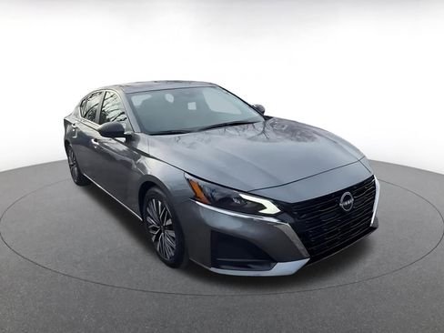 Used 2025 Nissan Altima 2.5 SV image 3