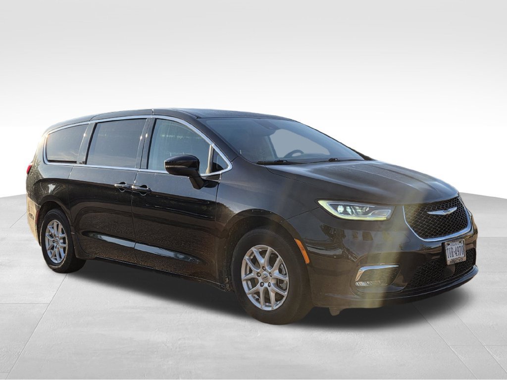 Used 2023 Chrysler Pacifica Touring-L FWD image 4