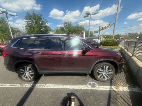Used 2017 Honda Pilot Touring image 2